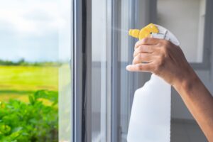 Spécialistes Omena à Toulouse effectuant un nettoyage de vitres selon les normes HACCP pour assurer hygiène et sécurité.